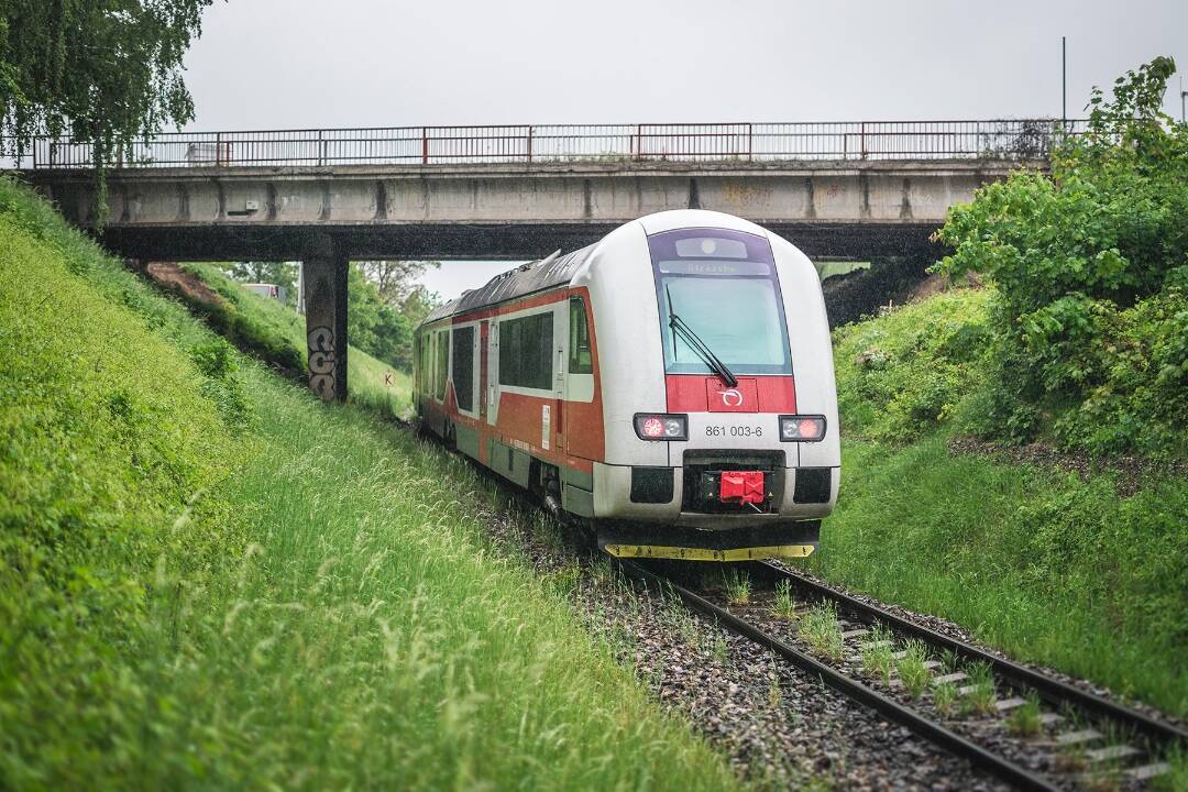 Foto: Ďalšie problémy na trati medzi Sencom a Bernolákovom. Rušňovodič v Reci minul zastávku