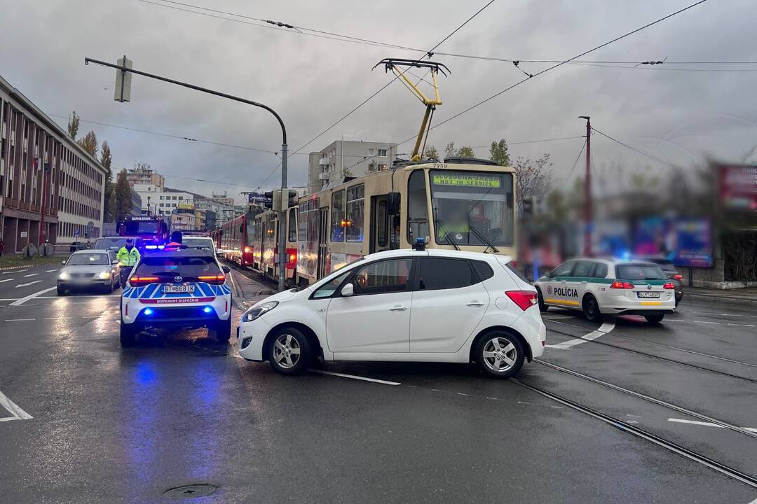 Foto: Nehoda na Račianskej, električka tam zrazila 88-ročnú chodkyňu. Kolóny sa tvoria aj na Púchovskej a Žitnej