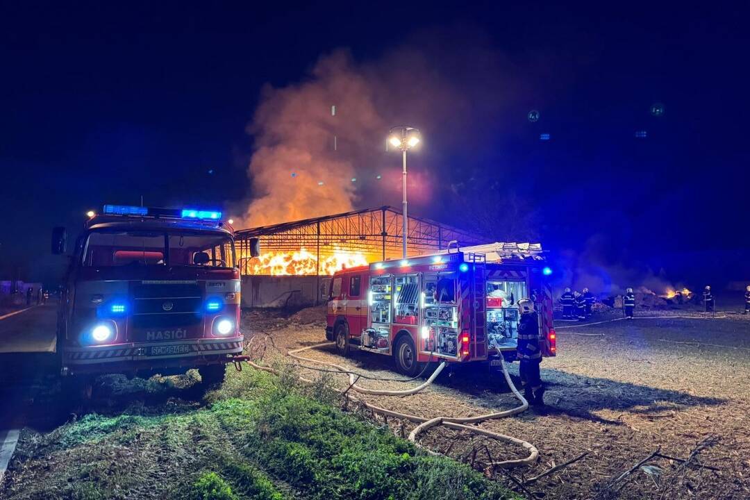 Foto: Senník v obci Tomášov zachvátili plamene. Na mieste zasahuje dokopy 30 hasičov