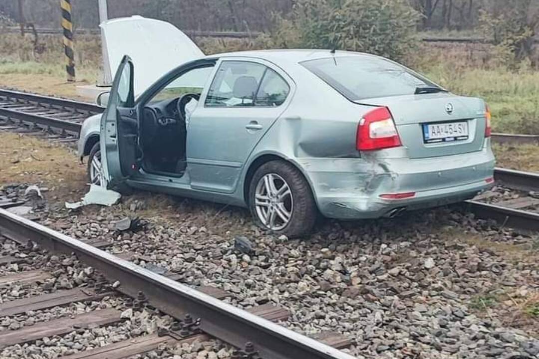 Foto: Sviatočný deň poznačila udalosť na priecestí. Pri Veľkých Levároch dostalo auto šmyk, skončilo na koľajniciach