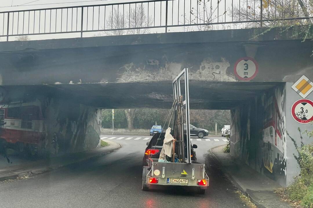 Foto: Bratislavský evergreen: Auto s nadrozmerným nákladom sa zaseklo pod notoricky známym mostom