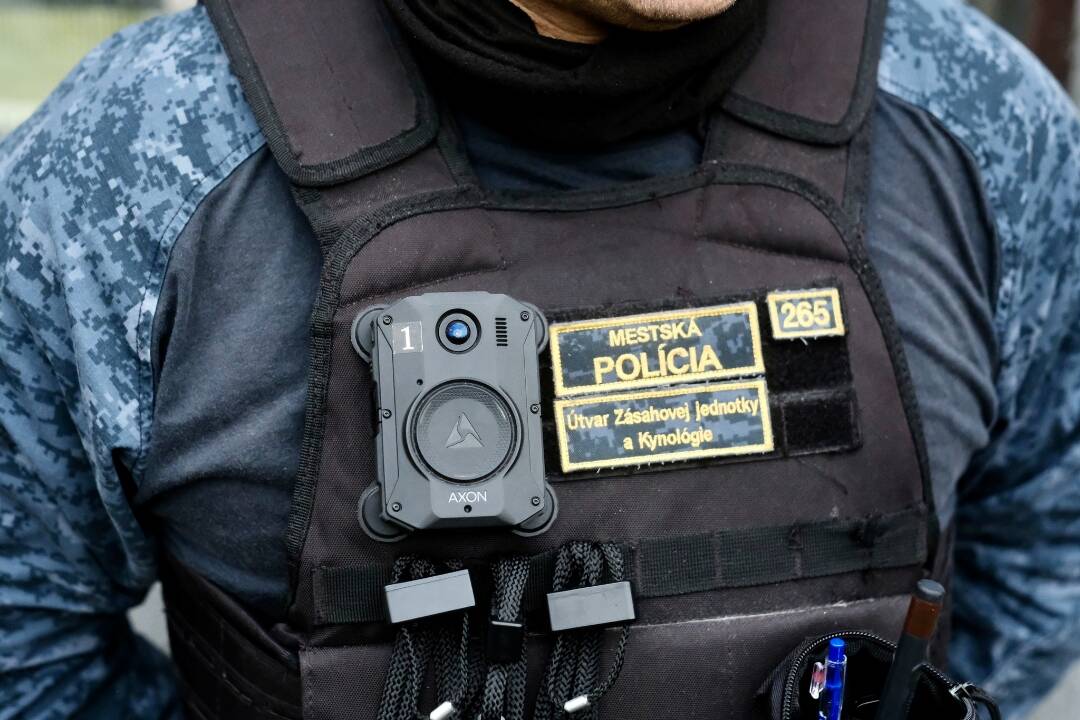 Foto: Bratislavským policajtom pribudnú na uniformách telové kamery. Budú ich kontrolovať, ale aj chrániť