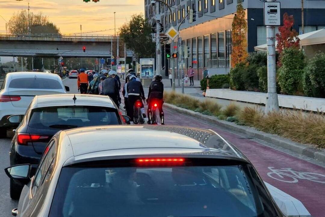 Foto: Sporné obrubníky na Vajanského nábreží opäť v hre. Bratislava čelí pokute, hľadá nové riešenia pre cyklotrasu