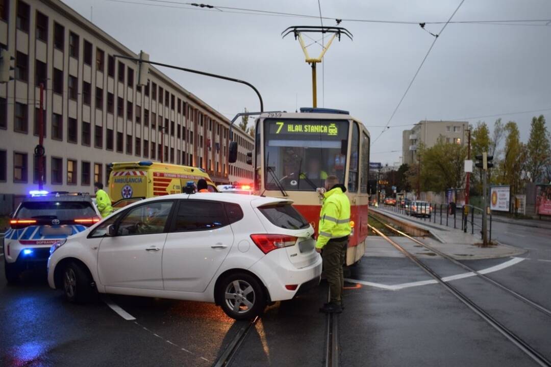 FOTO: Žena neprežila zrážku s električkou. Polícia hľadá svedkov smrteľnej nehody v Bratislave