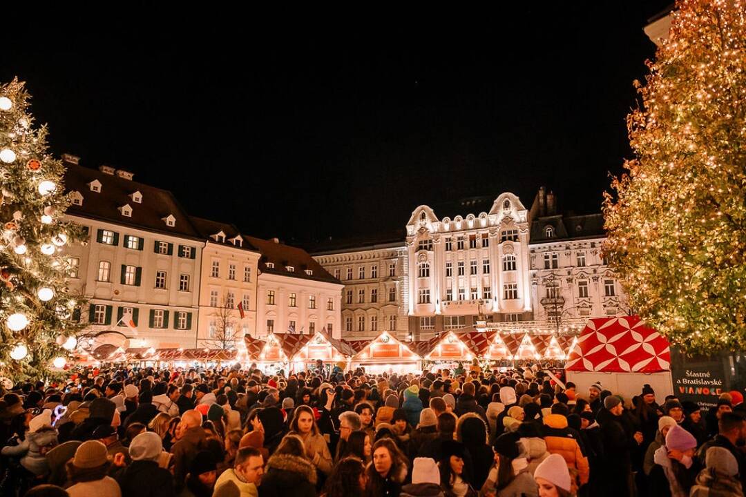 Foto: Stromček na Hlavnom námestí sa dnes rozsvieti naplno. Vianočné trhy potrvajú až do Troch kráľov