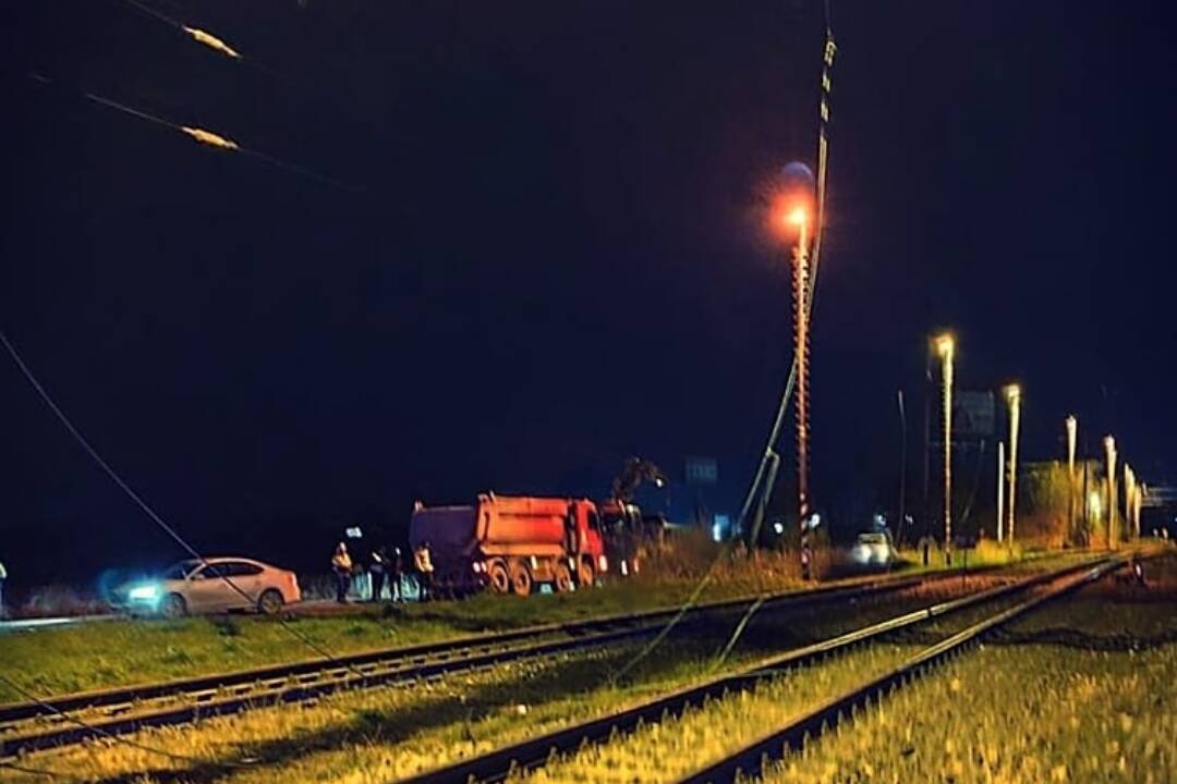 Foto: Aktualizované: Železničné priecestie vo Vajnoroch zostáva naďalej neprejazdné, doprava sa komplikuje