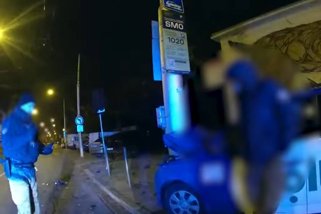 Foto: VIDEO: Opitý taxikár v Bratislave počas nočnej jazdy narazil do stĺpu, to všetko na frekventovanom chodníku