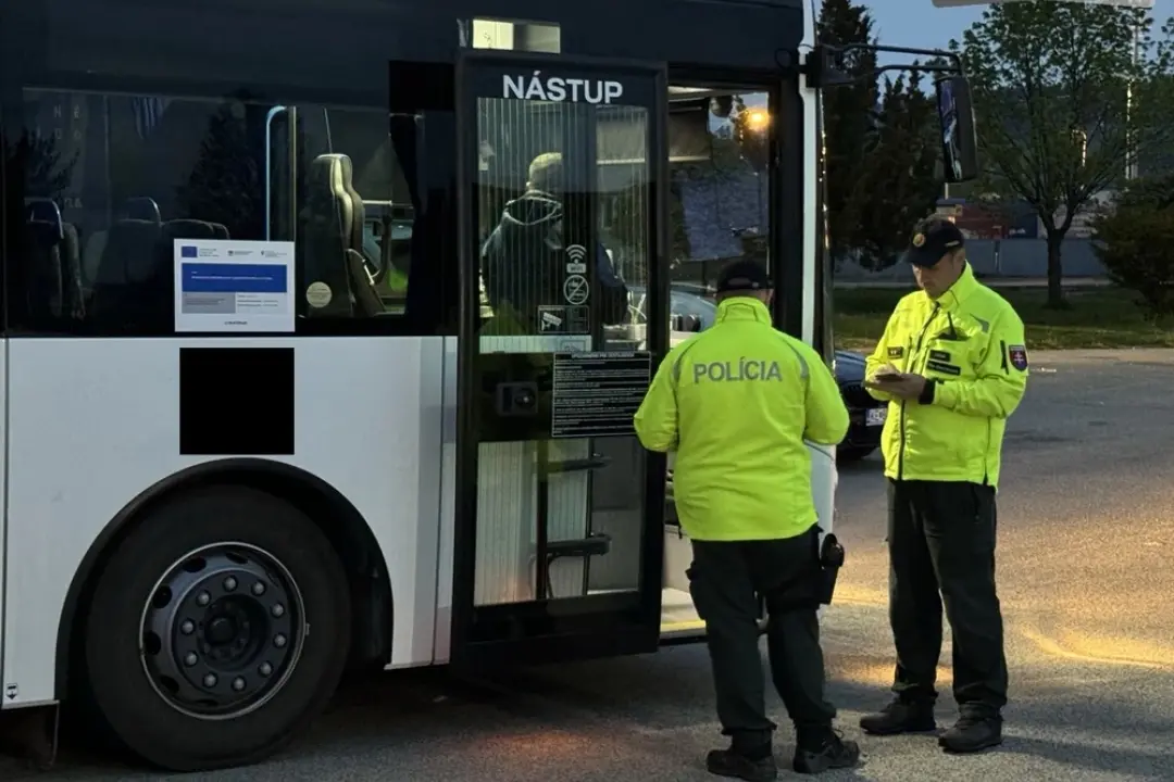 Foto: Polícia prehľadáva autobusy v Bratislavskom kraji, pre bombovú hrozbu môžu niektoré spoje meškať