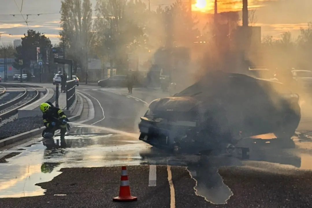 Foto: Havária na Vajnorskej ulici: Auto skončilo v plameňoch. Uzávierka cesty a hustá premávka po dopravnej nehode