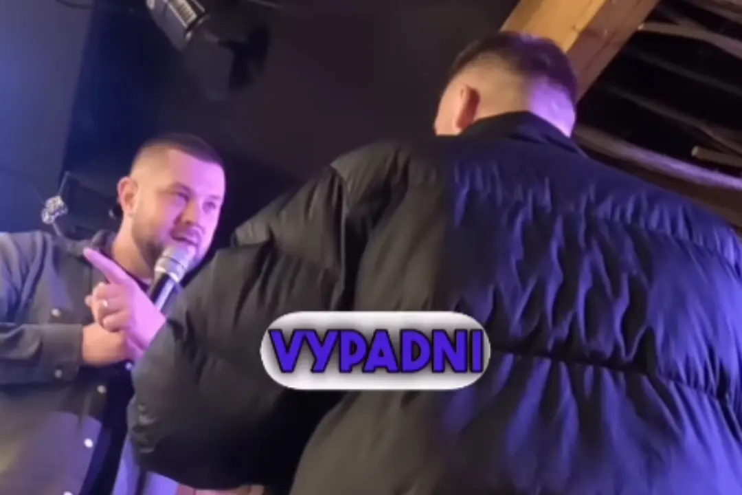 Foto: VIDEO: Mladý Sulík prišiel komičku Salátovú provokovať priamo na stand-up. Na pódiu mal slovnú potýčku s Trendym