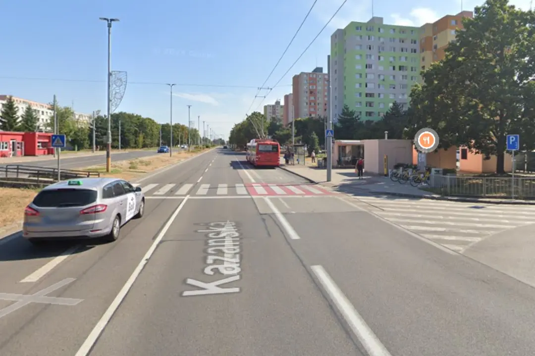 Foto: Na Kazanskej zrazilo auto 12-ročné dievča. Incident sa stal priamo na priechode pre chodcov