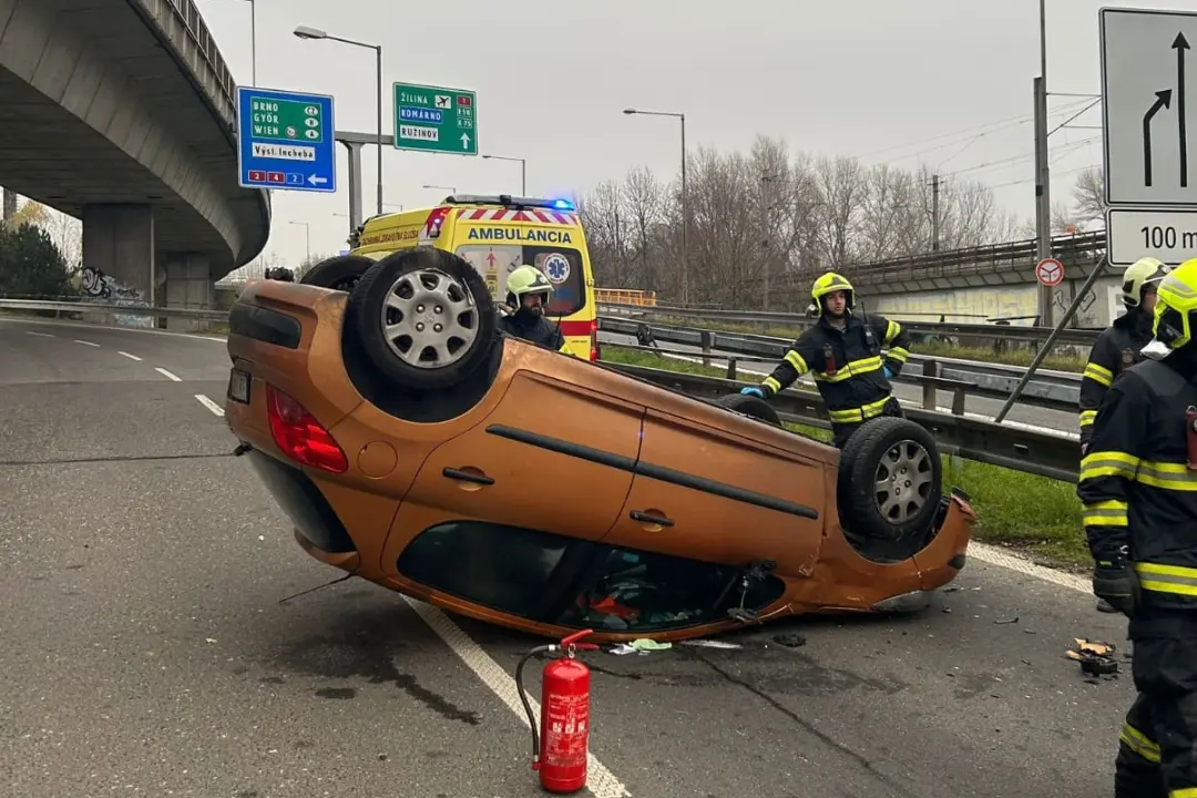 Foto: AKTUALIZOVANÉ: Na zjazde z Dolnozemskej cesty na Einsteinovu sa prevrátilo auto na strechu