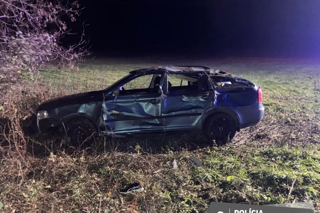 Foto: Smrteľná nehoda pri Perneku. Auto s prevrátilo z cesty, jeho 38-ročný vodič skončil mimo vozidla