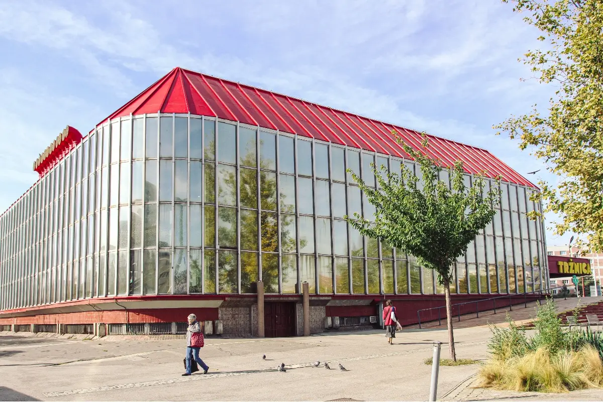 Foto: Tržnica na Trnavskom mýte postupne ožíva, cez víkend ju zaplní Urban Market