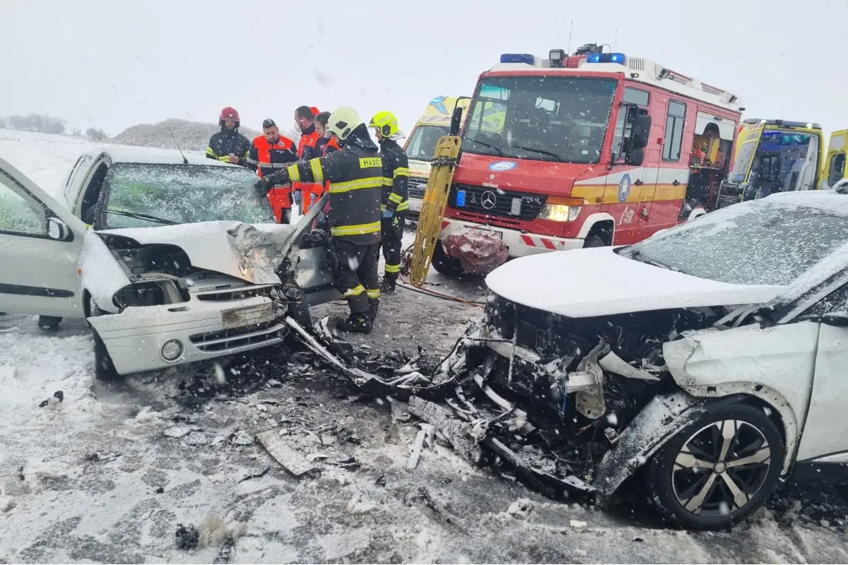 Foto: Vážna nehoda na diaľnici. D4 museli uzavrieť, cez úsek neprejdete