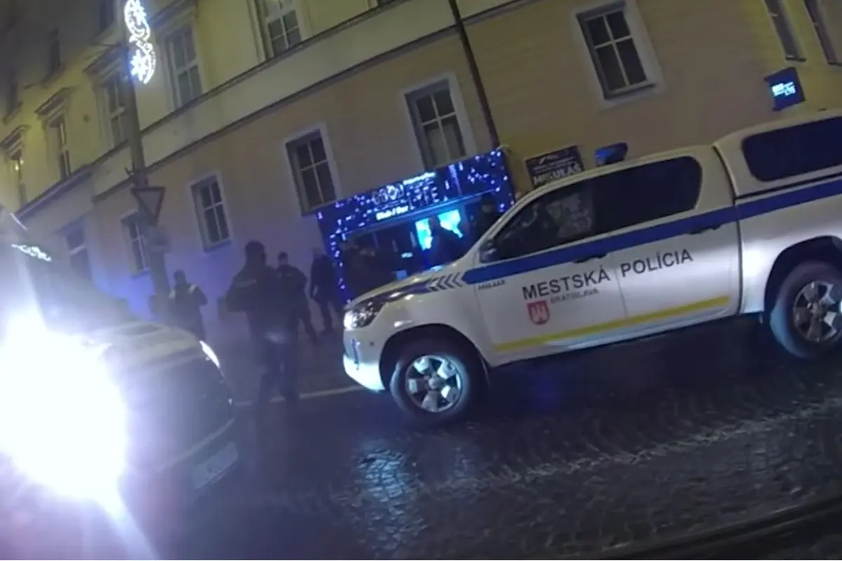 Foto: VIDEO: Policajný zásah počas latino párty v Starom Meste. Prišla záchranka, tiekla aj krv