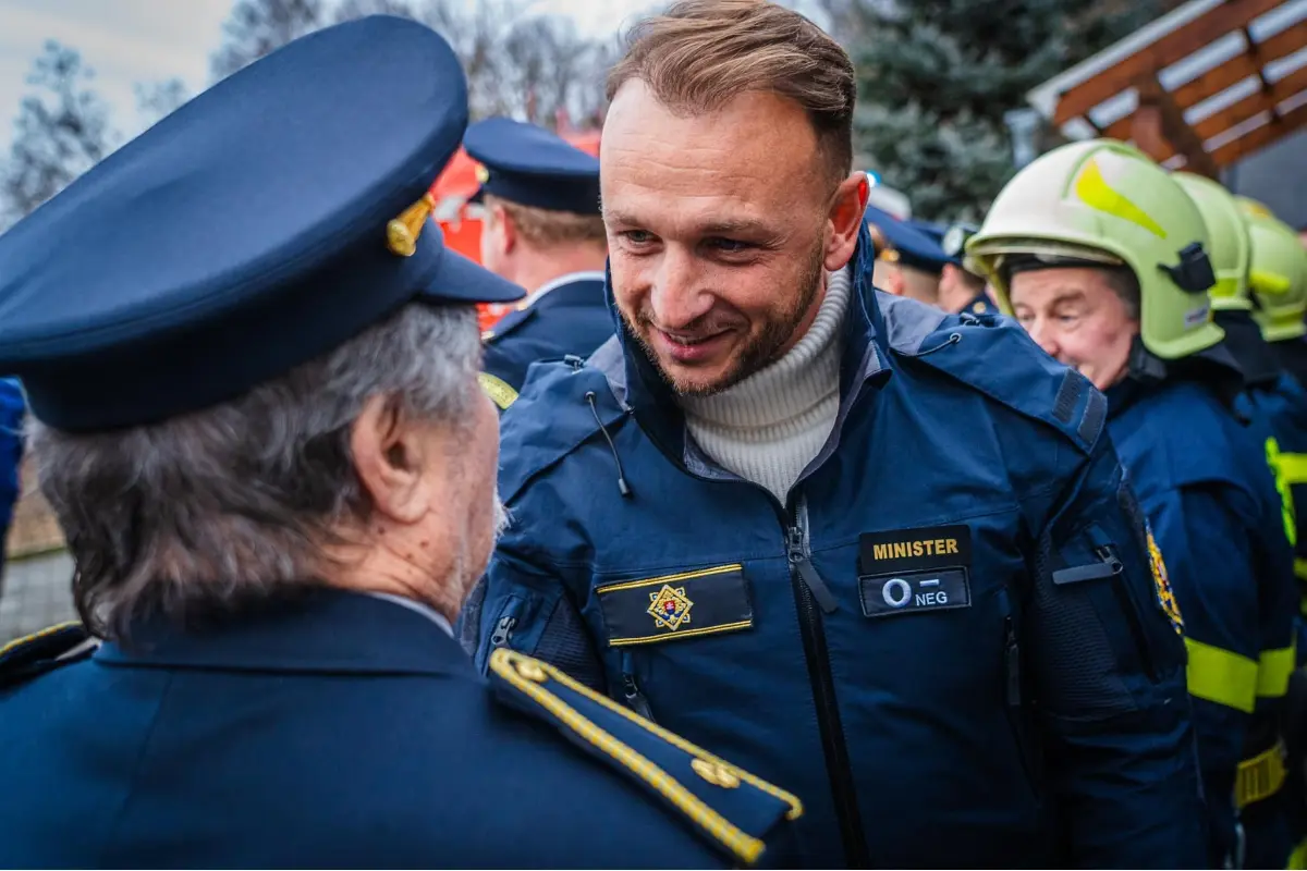 Foto: Eštok nakúpil Mercedesy v plnej výbave za viac ako 300-tisíc, policajti dostanú lacnejšie lístky na vlak