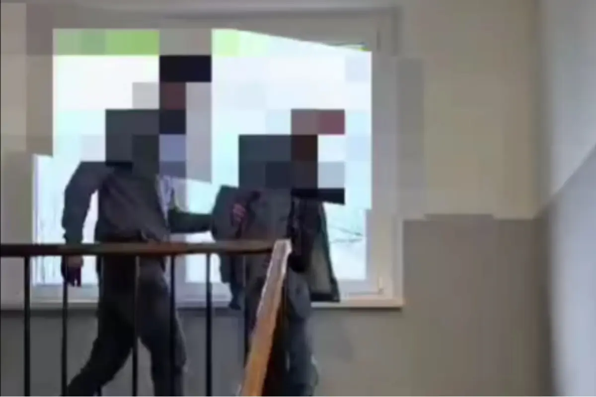 Foto: VIDEO: Na Facebooku sa vyhrážal Ficovi. Peter z Pezinka skončil na druhý deň v putách, prišla pre neho kriminálka