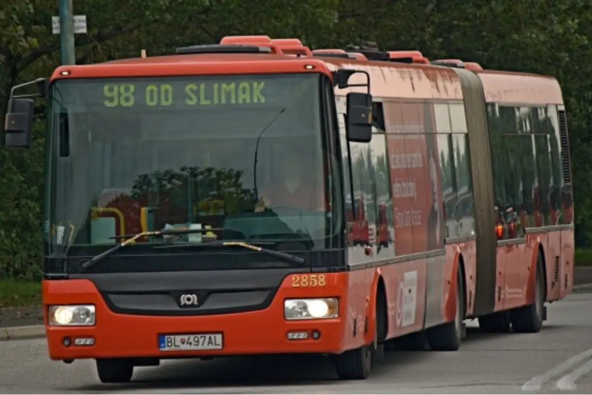 Foto: Večne meškajúca stálica, autobus 98-čka. Petržalský fenomén, ktorý trápi cestujúcich