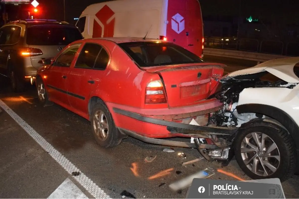 Foto: Biliard na Vajnorskom nadjazde. Opitý vodič na Hyundai spôsobil reťazovú haváriu štyroch vozidiel