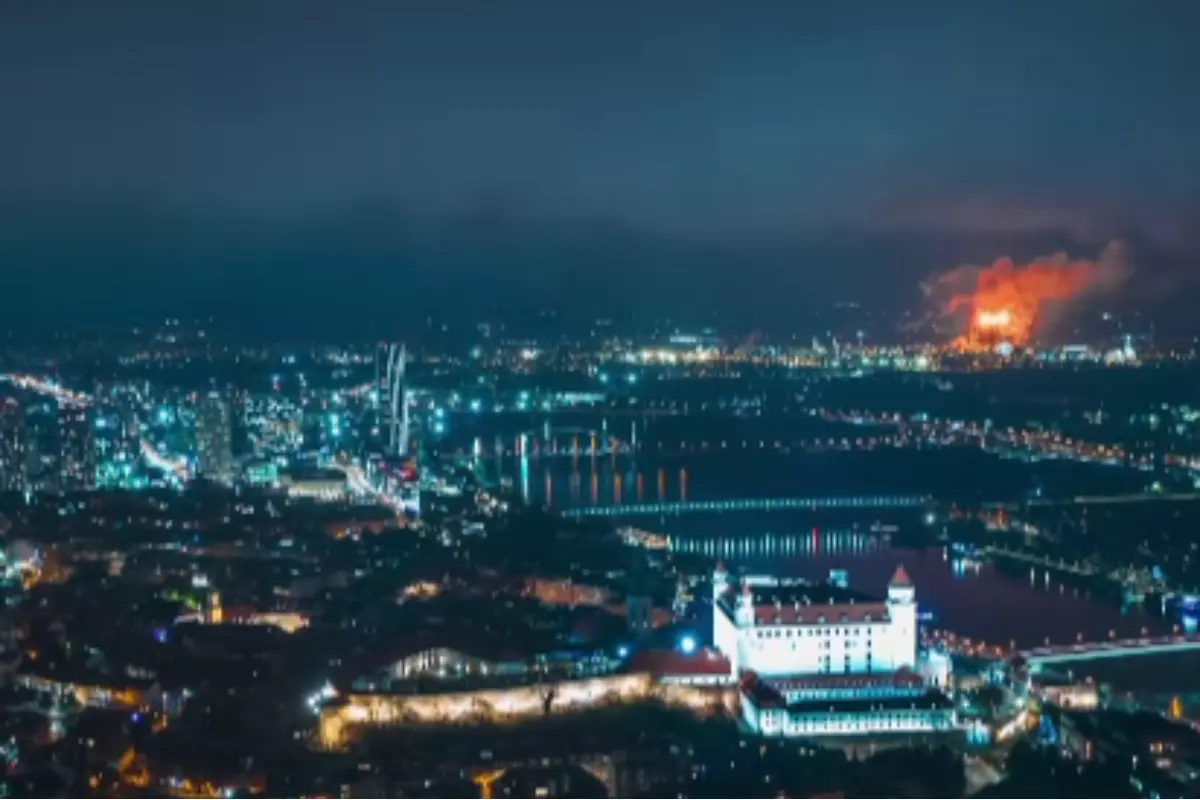 Foto: VIDEO: Peklo nad Bratislavou? Pozrite si dronové zábery Slovnaftu týždeň pred Vianocami