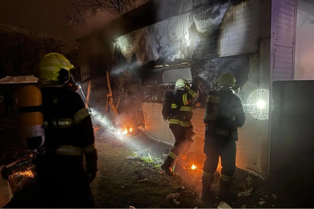 FOTO: Na Nový rok zachvátil oheň garáž pod diaľnicou D1 v Ružinove, hasiči museli obmedziť premávku