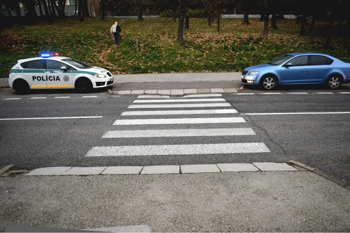 Foto: Polícia vyšetruje nehodu, kde na priechode pred nemocnicou na Limbovej zrazili dieťa, potrebujú pomoc – vodič ušiel