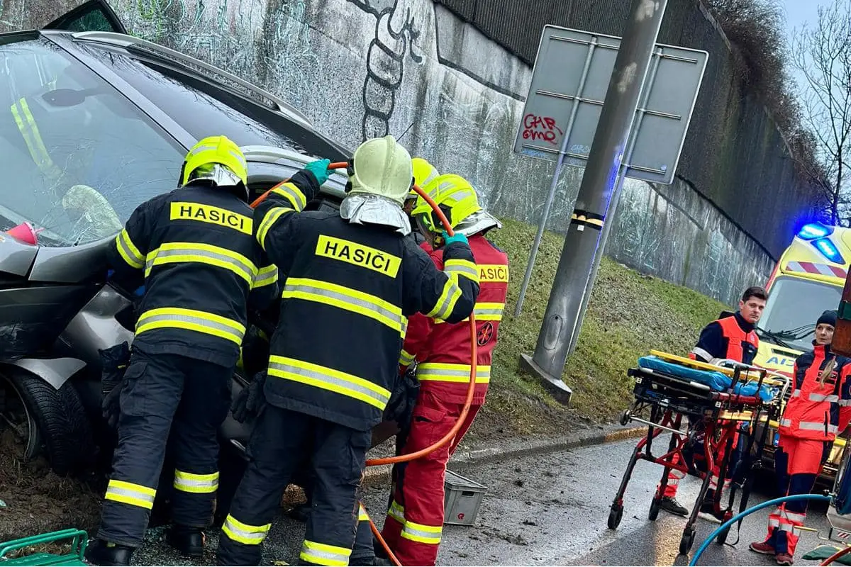 FOTO: Pri dopravnej nehode v Bratislave zasahovali hasiči aj záchranári, z auta vyslobodzovali zakliesneného človeka