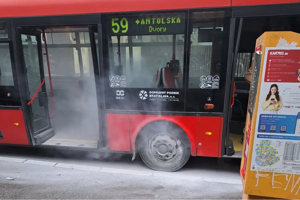 Foto: Na Račianskom mýte vzbĺklo autobusu koleso, oheň bol uhasený skôr, ako sa rozšíril na celé vozidlo