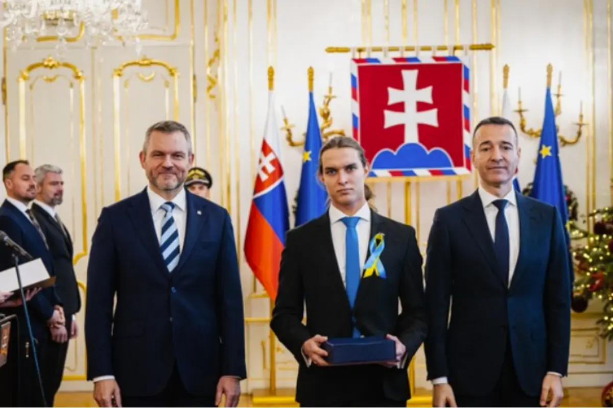 Foto: VIDEO: Gymnazista Simon odmietol pri odovzdávaní cien podať ruku prezidentovi. Pellegriniho rázne odmietol