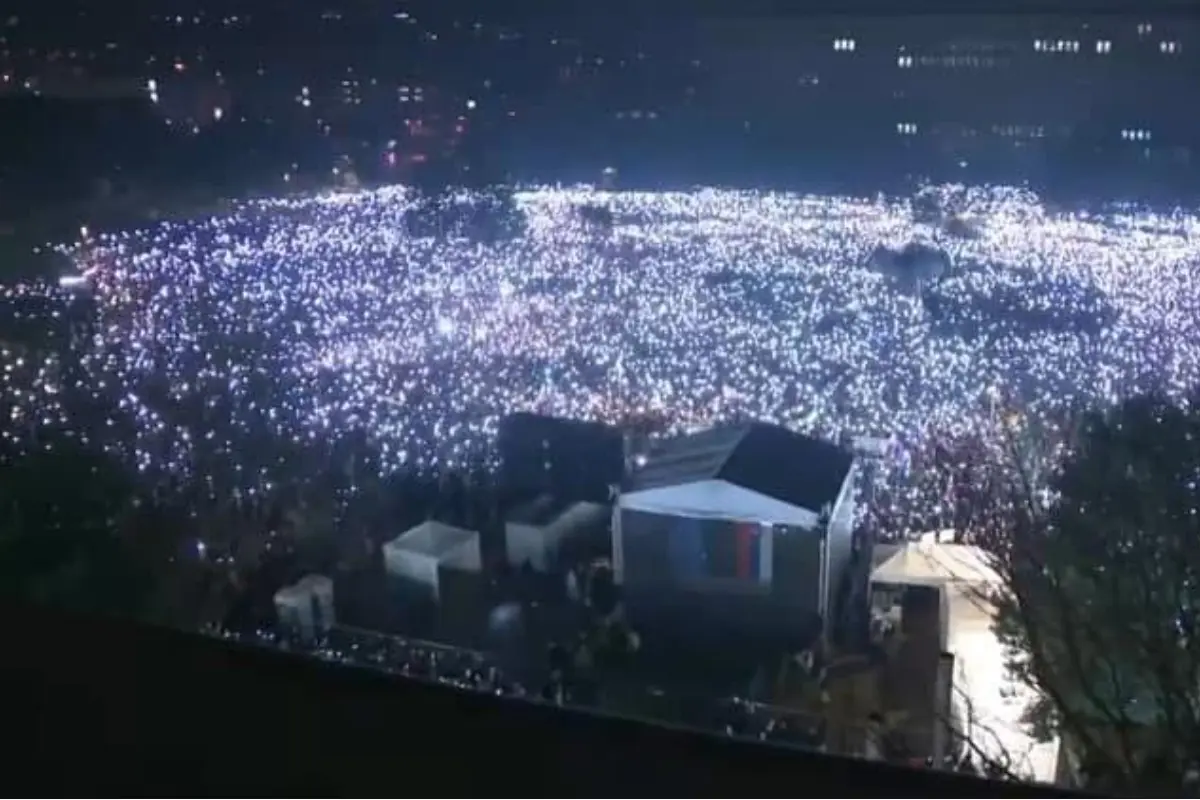 Foto: FOTO+VIDEO: V Bratislave protestovalo 60-tisíc ľudí. „Dosť bolo Fica,“ skandovali zhromaždení ešte pred začiatkom