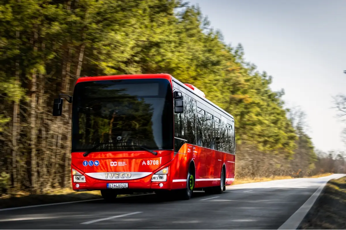 Foto: Tlačenka z Bratislavy do Malaciek. Preplnená linka 205 skúša nervy aj bezpečnosť cestujúcich