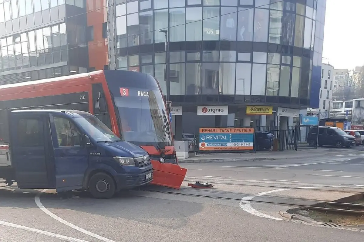 Foto: Zrážka dodávky s električkou v Bratislave: Račianska zažila poriadny náraz