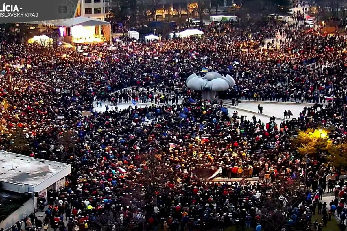 FOTO: V Bratislave protestovalo až 45-tisíc ľudí, vyjadrili svoju nespokojnosť s politikou súčasnej vlády