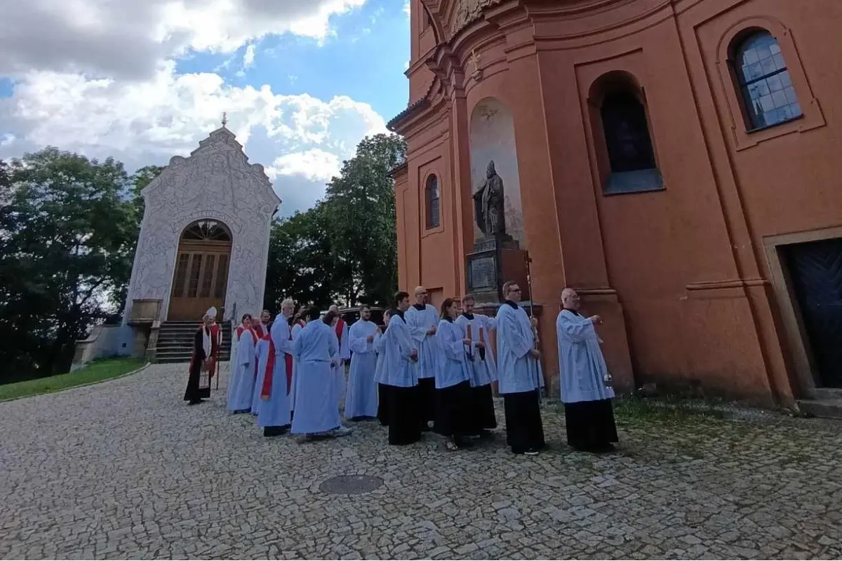 Foto: Horor na stretnutí birmovancov na Záhorí. Dospelá žena bila a škrtila 13-ročné dievča