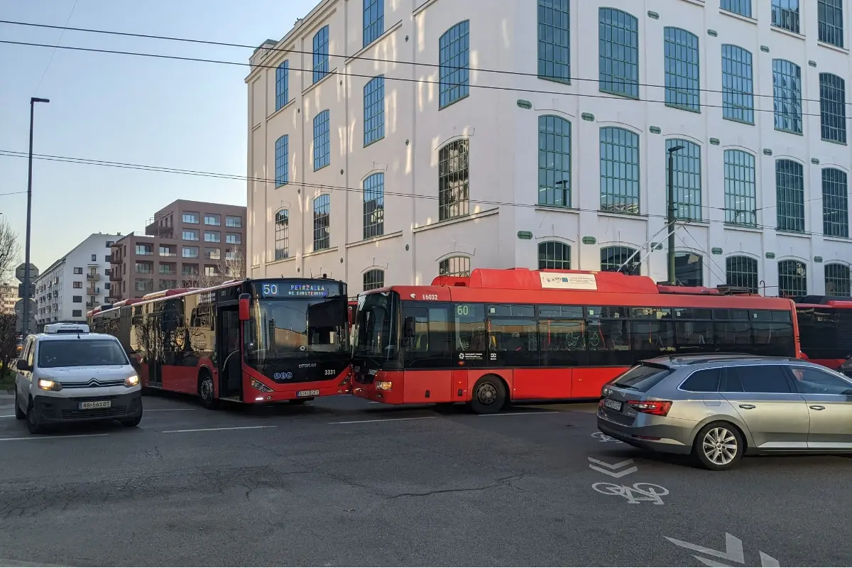 Foto: Predčasný Valentínsky bozk autobusov na Svätoplukovej, rande na slepo mali v strede križovatky. Pusu ako dvere autobusu