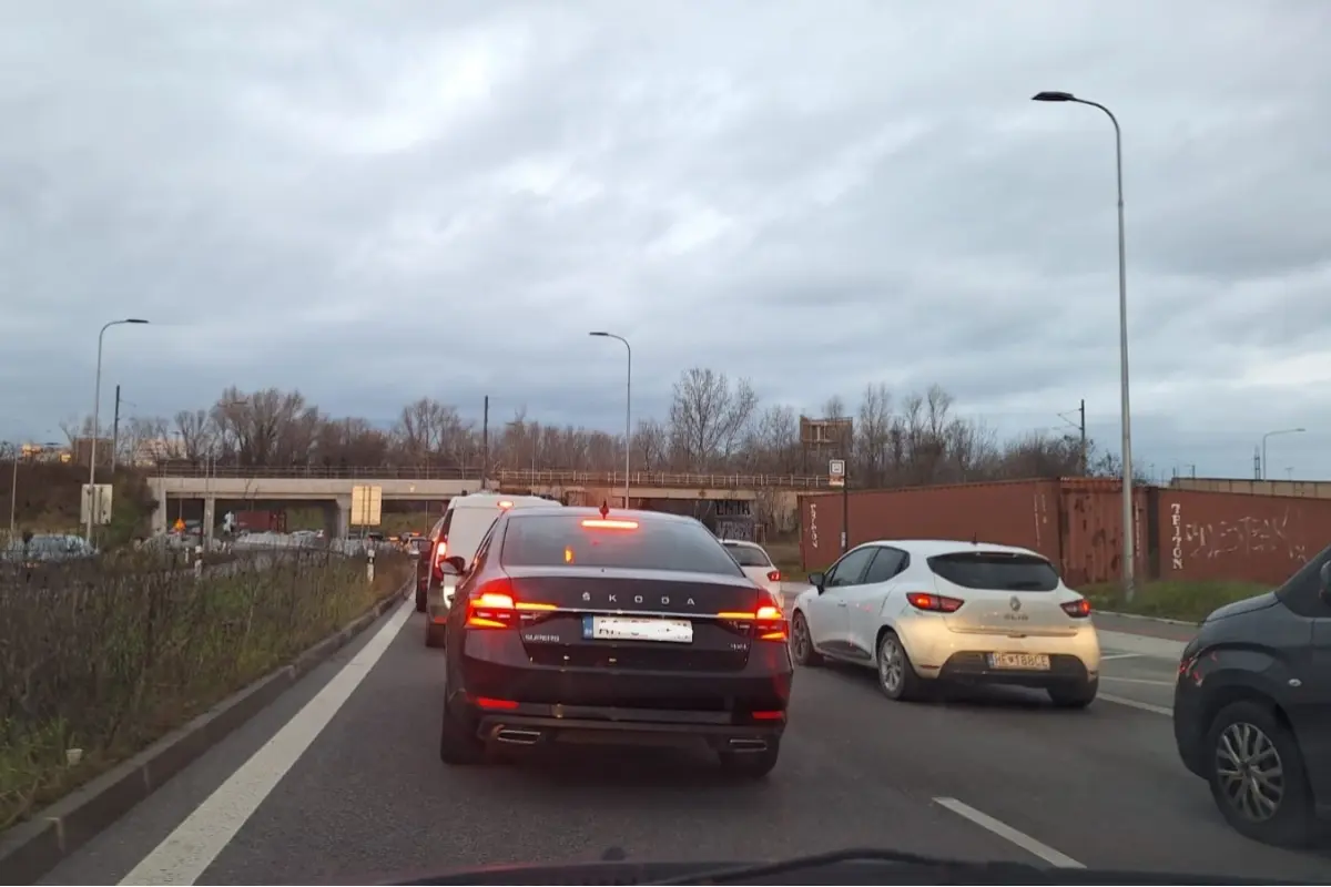 Foto: Dopravný kolaps! Na diaľnici D1 sa pred Sencom zrazili tri autá. Nehody sú aj inde, vodiči hlásia rozsiahle kolóny