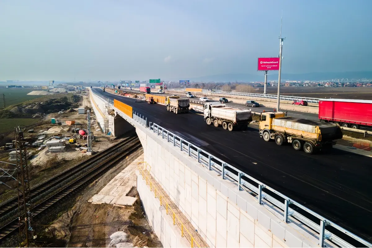 Foto: Víkendová uzávera diaľnice D1 sa pre zlé počasie ruší. Triblavinu budú rozširovať neskôr