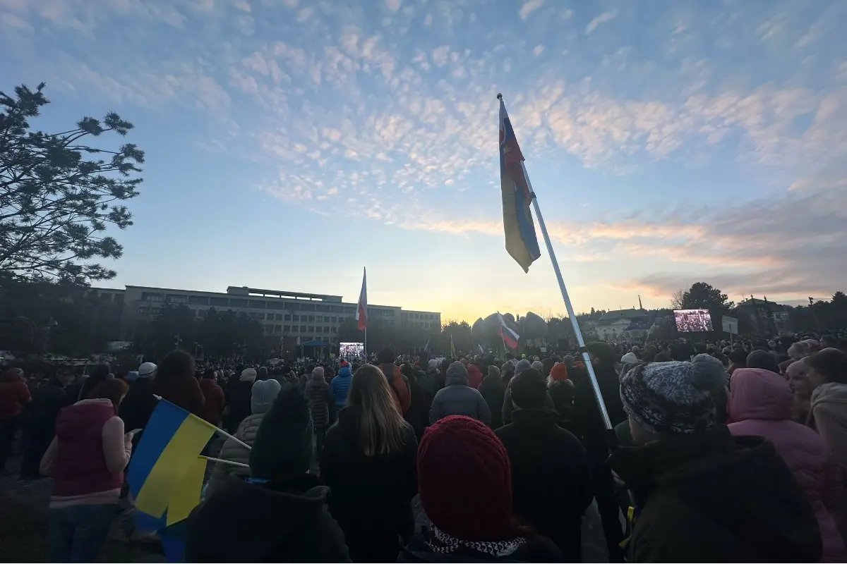 VIDEO+FOTO: Na Námestí slobody sa podľa odhadov zhromaždilo 10 až 12-tisíc ľudí. Pripomenuli si pamiatku Jána a Martiny