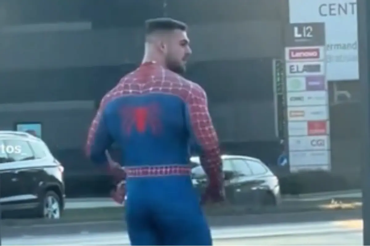 Foto: VIDEO: Normálny deň v Bratislave? Po Landererovej ulici behal sexy Spiderman. Bratislavčanky hľadajú jeho Instagram