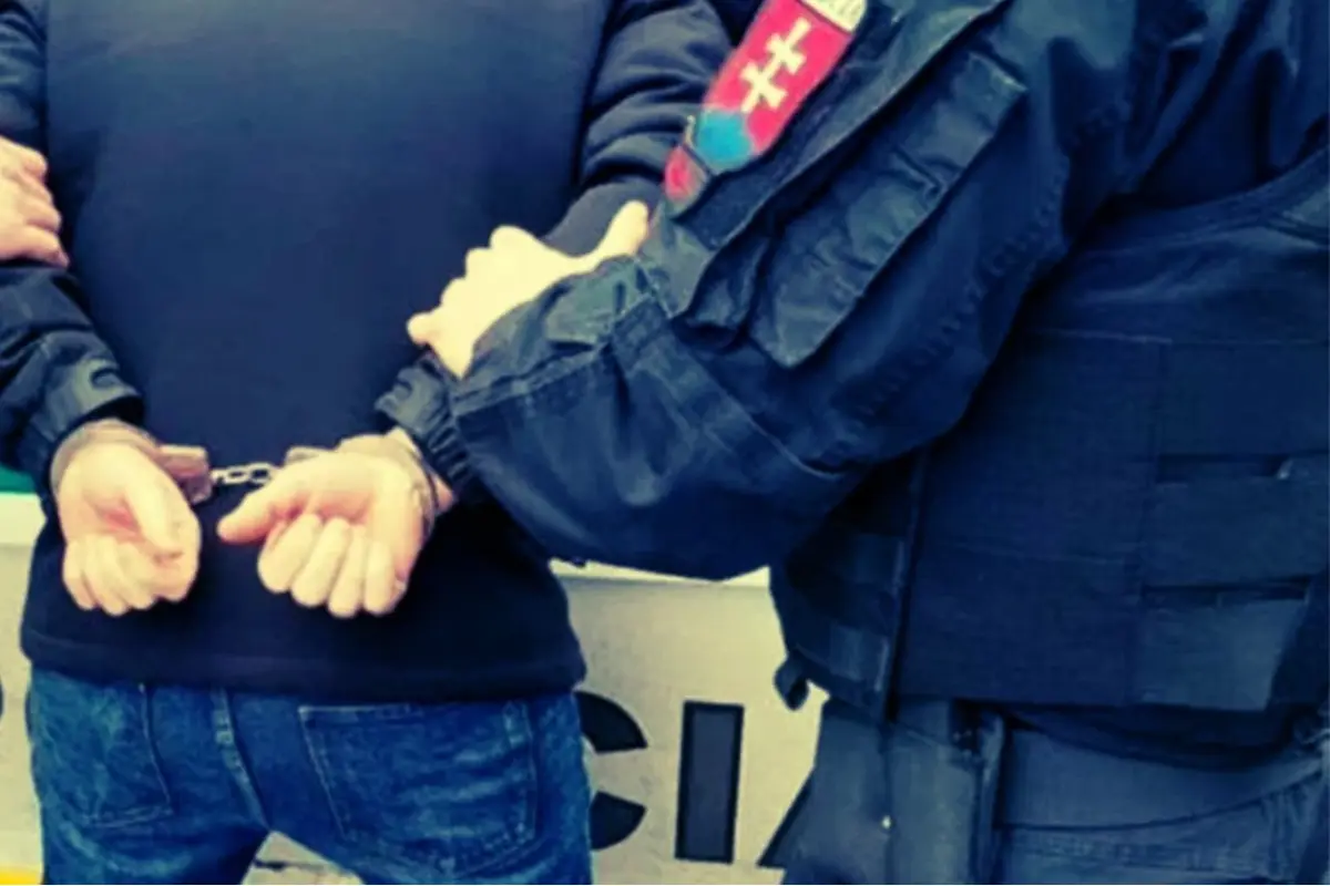 Foto: Keď mu mladíci nedali drogy, napadol jedného z nich. Bratislavskí policajti zadržali 42-ročného muža