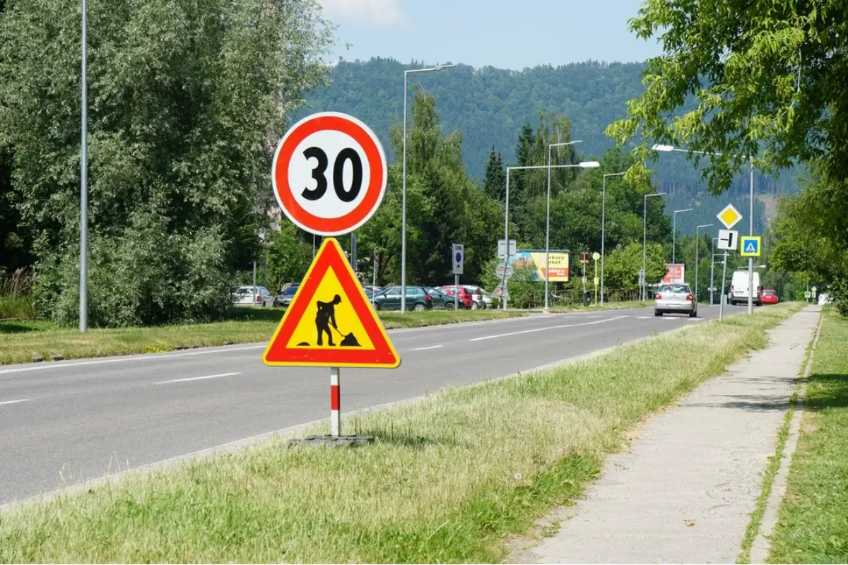 Foto: Diaľnicu D2 pred tunelom Sitina v smere do mesta čiastočne uzavreli. Obmedzenie potrvá necelý mesiac