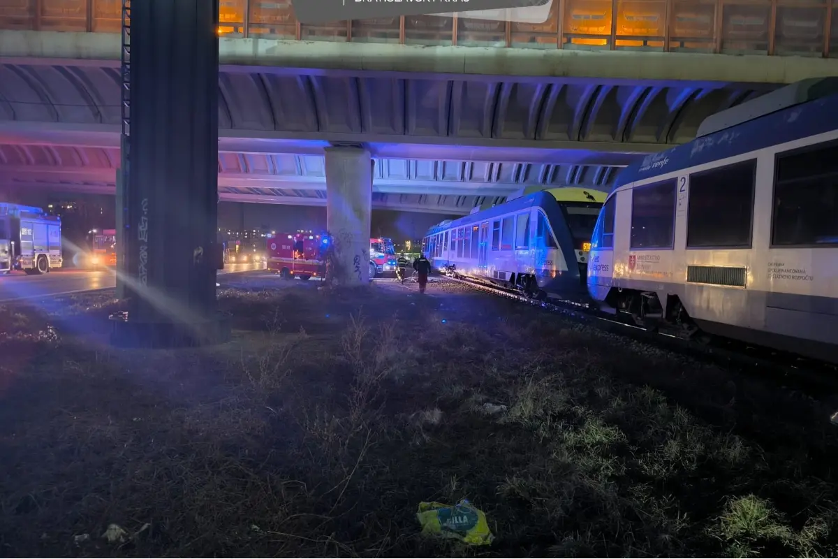 Foto: Na železničnom priecestí na Ivánskej ceste došlo k zrážke s vozíkom, tvoria sa tu kolóny