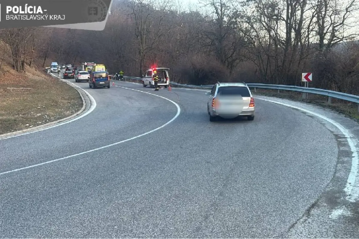 Foto: Dve nehody za krátky čas: V Ivanke pri Dunaji došlo k vážnej nehode, pred Pernekom motocyklista skončil vo zvodidlách