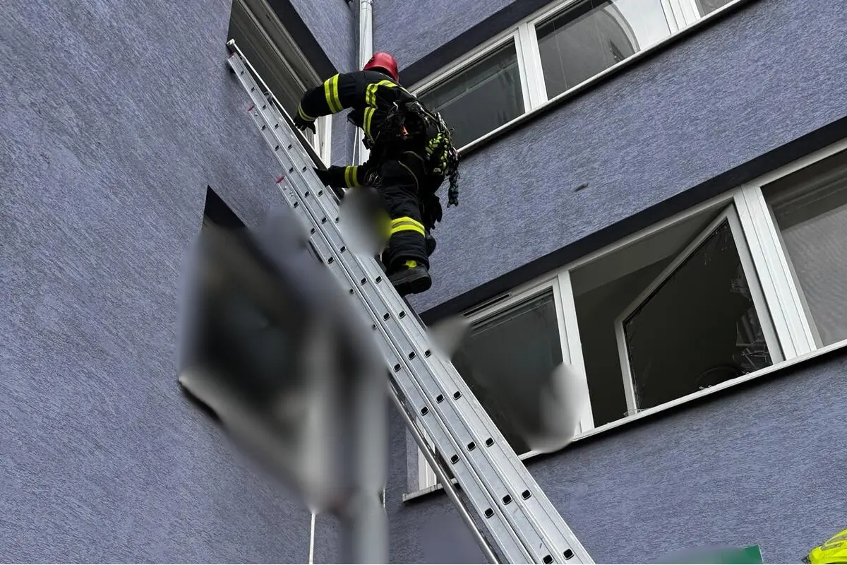 Foto: AKTUALIZOVANÉ: Muž, ktorý spadol z ružinovského paneláku, zomrel v nemocnici