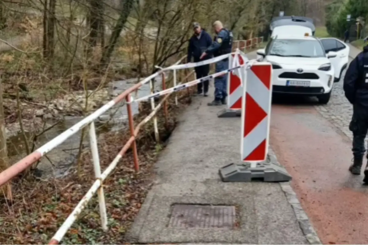 Foto: Pozor na podmytý chodník v lokalite Železnej studničky. Hrozí jeho prepadnutie, úsek je označený dočasným značením