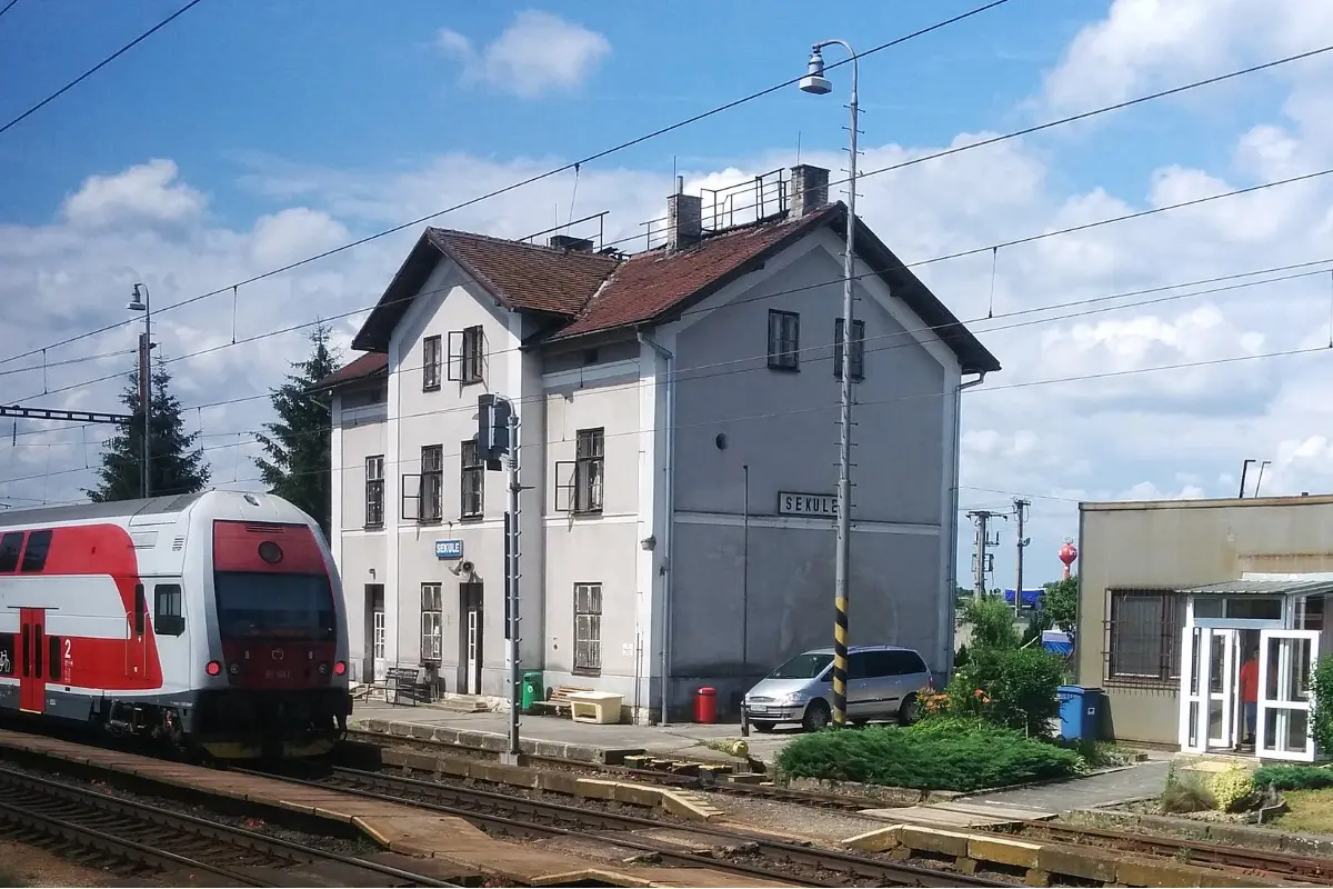 Foto: Z Bratislavy do Sekúl sa od apríla vlakom nedostanete. Nedostatok výpravcov ruší železničné zastávky