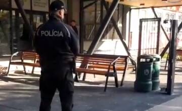 VIDEO: Na školy v Bratislave po bombových hrozbách dnes ráno dohliadajú policajti