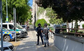 AKTUALIZOVANÉ: Bombovú hrozba na bratislavskej STU prevzala NAKA. Školu evakuovali