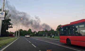 Hustý dym podvečer vystrašil Bratislavčanov. Horeli fóliovníky v neďalekej obci, ľudia opúštali okolité domy